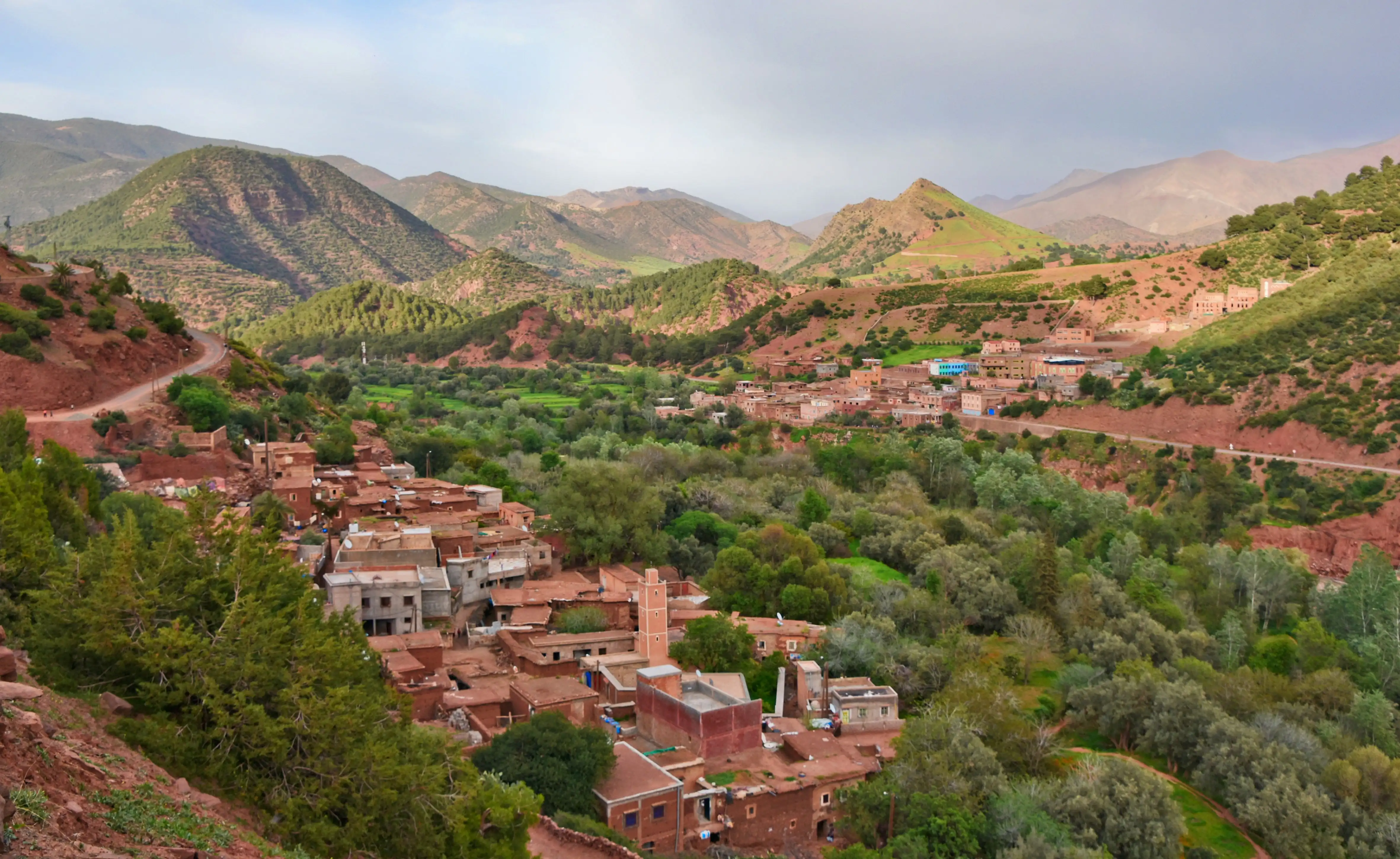 Vue panoramique de la vallée de l'Ourika, de la rivière et des tables au bord de l'eau